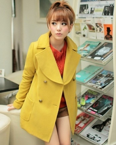 秋冬流行的黄色服装外套搭配 